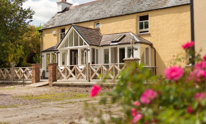 Macroom House | Charming Old Farmhouse, Beautifully Restored - ideal base to explore SW Ireland