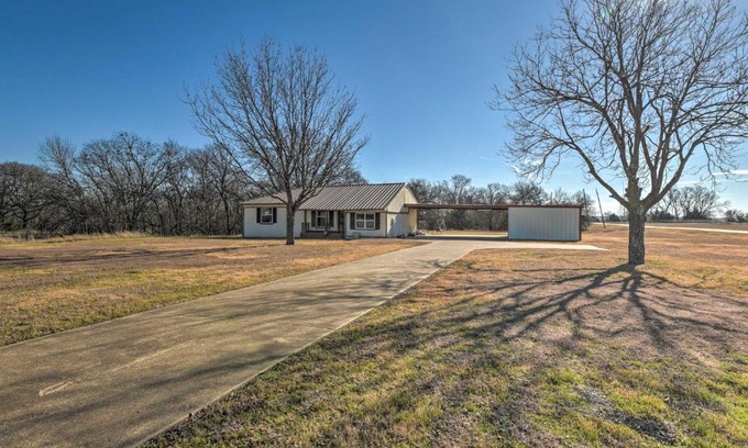 Ellis County House | Charming Palmer Family Home on 5 Acres!