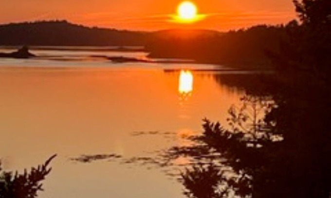 Pembroke House | Charming Pembroke cabin, stunning views, total privacy, beach combing, near town