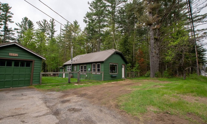 Ray Brook Cabin | Charming pet friendly 2-bedroom cabin in Raybrook