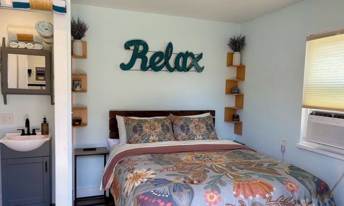 Rodanthe Apartment | Charming pet friendly studio 350 feet away from the Rodanthe Pier and the beach.
