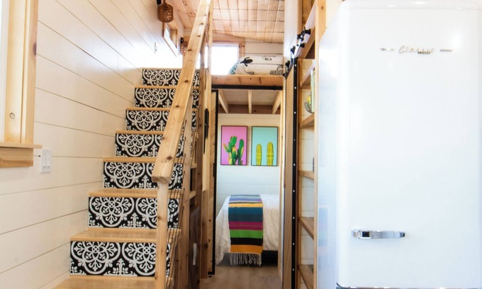 Anthem Cabin | Charming Phoenix Tiny Home-4 Beds, Full Kitchen, Wifi, AC, Grill, Pool & Hot Tub