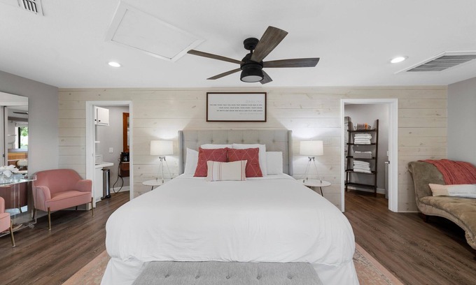 Crawford House | Charming Private Bungalow on Country Retreat 20 minutes from Downtown Waco!