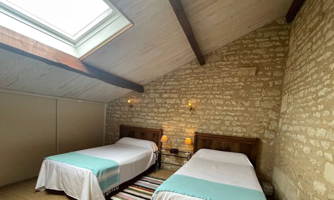 Benet Cottage | "Charming Renovated Barn in Marais Poitevin - WiFi, Private Garden, Near Niort"
