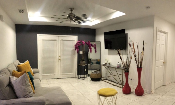 Donna House | "Charming Rental with 3Bedrooms, 2Full Bathroom, and Expansive Patio!"