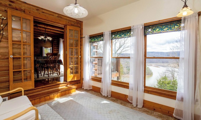 Draper House | Charming retreat in Draper, VA. Perfect for relaxation amidst scenic beauty. Book your stay now!