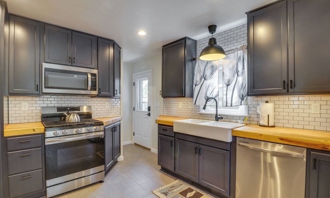 Fry's Spring Cottage | Charming Retreat in Charlottesville w/Deck!