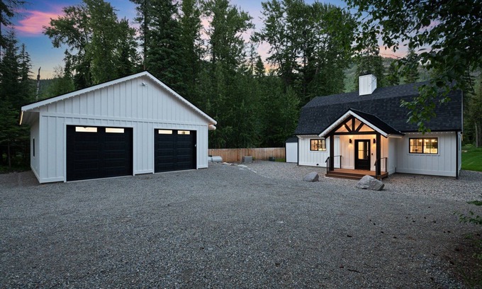 Bonners Ferry Cottage | Charming River Cottage w/AC, Deluxe HotTub,WiFi in Bonners Ferry on the Border!