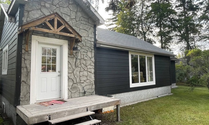 Gimli Cabin | Charming Rustic 4 Season-Cottage in Gimli. Great for Hunting or fishing trips