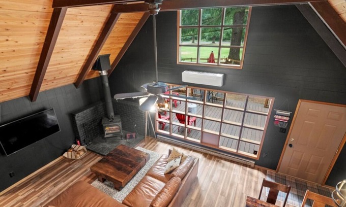 Packwood Cabin | Charming, rustic cabin on the golf course