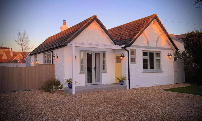 East Wittering House | Charming Seaside Cottage - 5-Min Walk to Beach