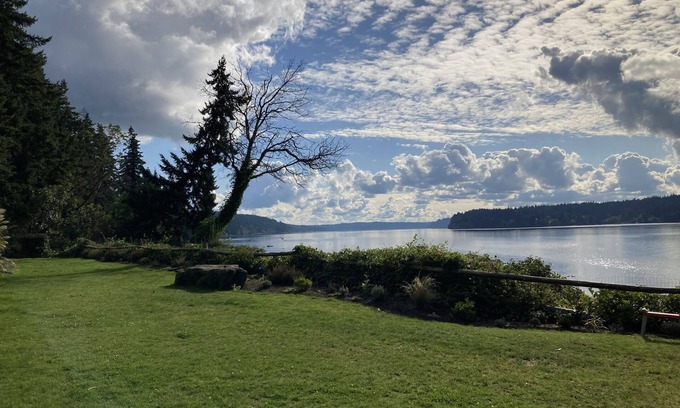 Rollingbay Cottage | Charming Secluded Bainbridge Waterfront Cottage near Battle Point