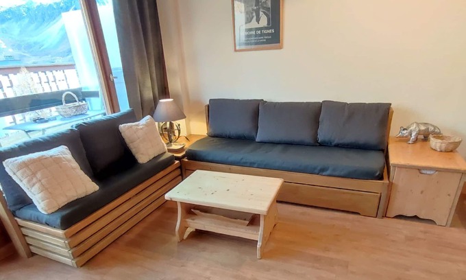Tignes le Lac Apartment | Charming south-facing apartment at the foot of the ski runs. Close to shops.