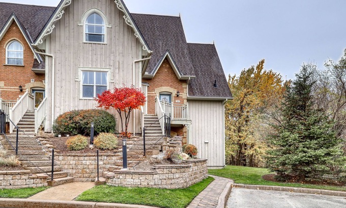 The Blue Mountains Apartment | Charming spacious condo w/access to shared pool