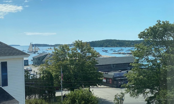 Stonington House | Charming Spacious 2-bed Duplex, Water View in beautiful Stonington with AC, WiFi