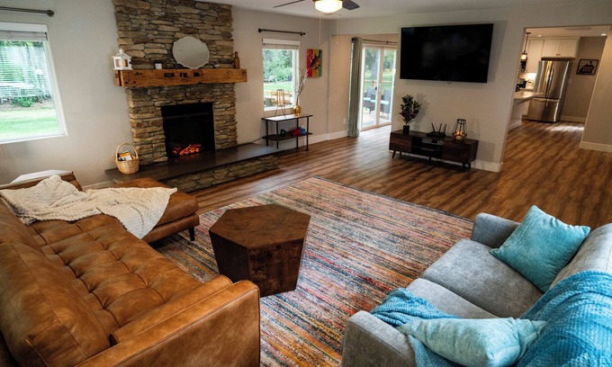 Reno House | Charming Spacious Riverside 2-bedroom house in welcoming Reno with AC, WiFi