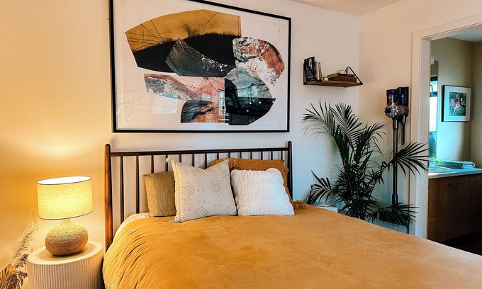 Vesuvius Cottage | Charming Studio Cottage on Salt Spring Island with WiFi