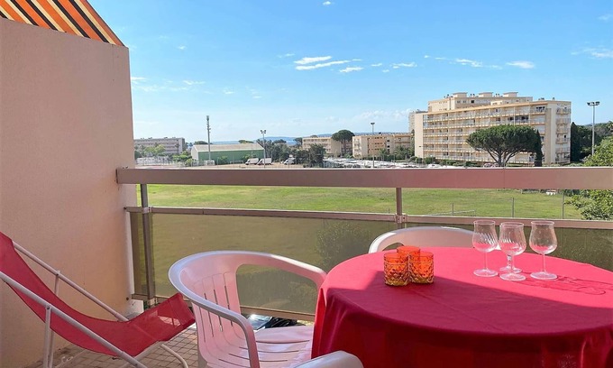 Le Lavandou Apartment | Charming Studio with Sea View, Terrace & Parking, Steps from Shops & Beach in Le Lavandou