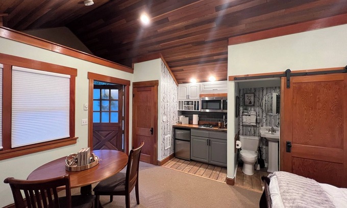 North Bend Cottage | Charming Studio cottage, 1/2 mile from Mt Si Trailhead