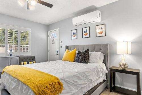 North Mountain House | CHARMING STUDIO OVERLOOKING THE POOL.