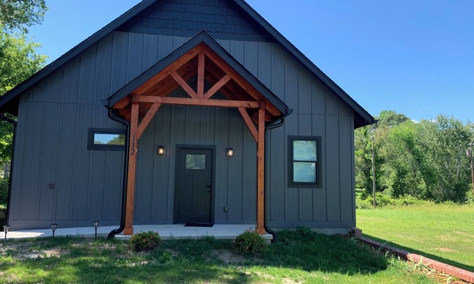 Hendersonville Apartment | Charming studio in beautiful Hendersonville with AC, WiFi, hot tub & gated
