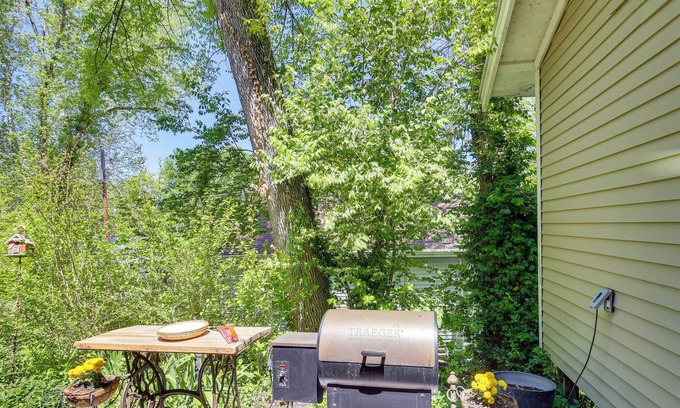 Ballwin Apartment | Charming Studio: Walk to Castlewood State Park!