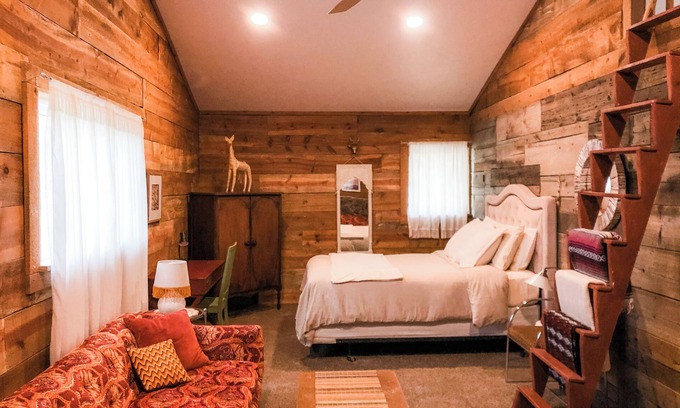 Boulder Apartment | Charming studio with AC and WiFi in lovely Boulder Mountains