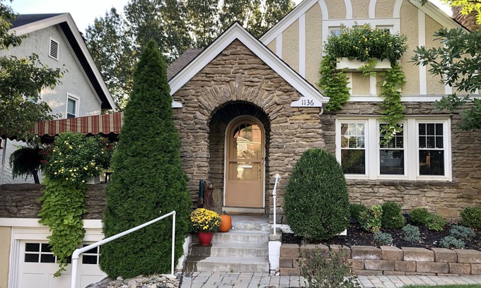 Mount Lookout House | Charming Stylish 5 Star Hyde Park Home in Cincinnati