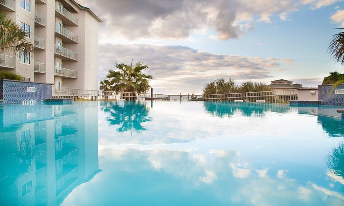 Galveston Apartment | Charming Suite | Infinity Pool + Hot Tub