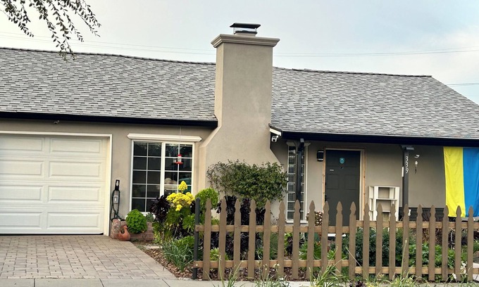Belmont House | Charming, sunny, quiet 3-bed bungalow in San Carlos, strong WiFi, hot tub, BBQ.