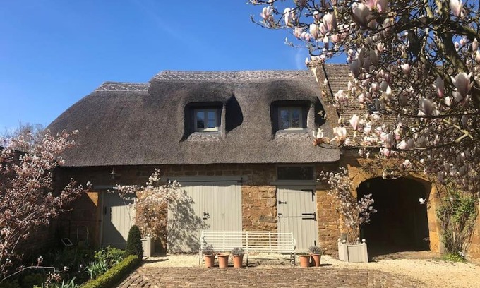 Sibford Gower House | Charming, thatched guest house in the Cotswolds