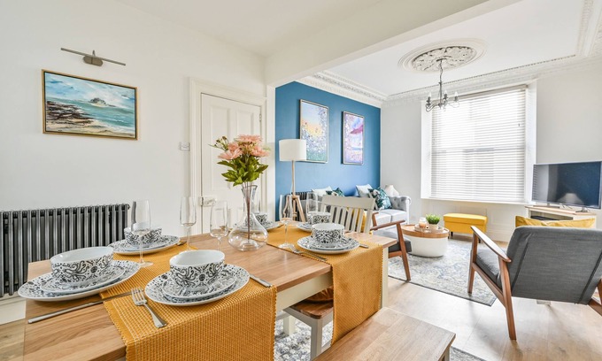 West Looe Cottage | Charming Three Story Townhouse footsteps away from the historic harbour.