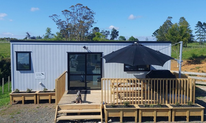 Rangiriri Cabin | Charming Tiny Home, pet-friendly, close to SH1 and Hampton Downs.