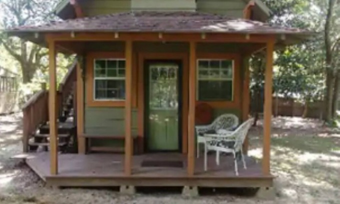 Poplarville House | Charming Tiny House in the Country