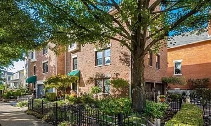 Downtown Columbus House | Charming townhouse , 1 mile from OSU & Downtown in VIBRANT Short North District.