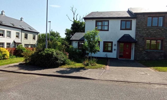 Dingle House | Charming townhouse in Dingle near main street with 3 bedrooms