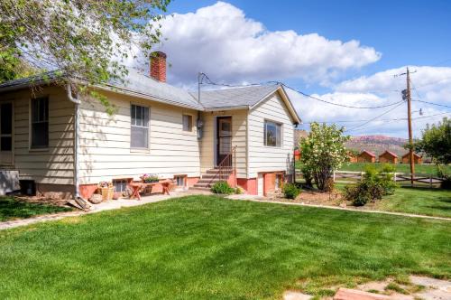 Tropic House | Charming Tropic Home by a Farm Near Bryce Canyon!