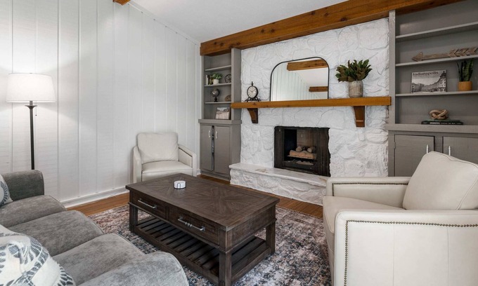 Granger House | Charming Tudor Near Notre Dame - Granger Retreat