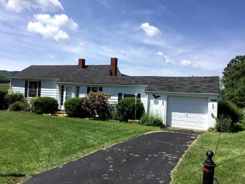 Tazewell House | Charming Two-Bedroom Cottage Rental in a Quiet Countryside Setting near the Appalachian Trail, Burke´s Garden, Virginia
