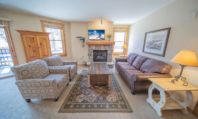 River Run Condo | Charming Unit Fireplace, Walk to Slopes, Hot Tub