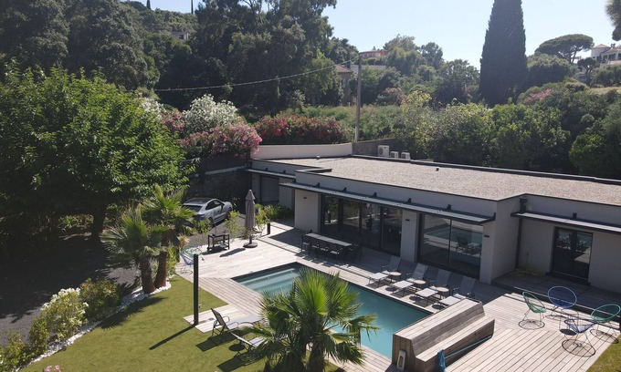 Le Lavandou Hotel | Charming vacation villa with swimming pool, 5 minutes from the beach!
