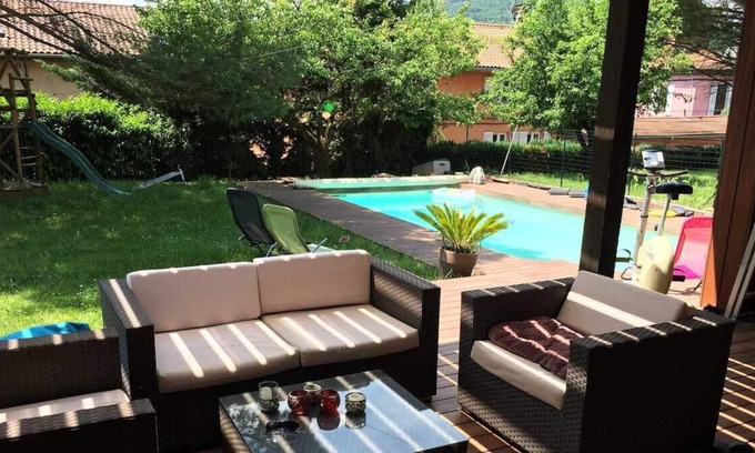 Fontaines-sur-Saone Villa | Charming villa with garden, private swimming pool and air conditioning near Lyon and the Saône river.