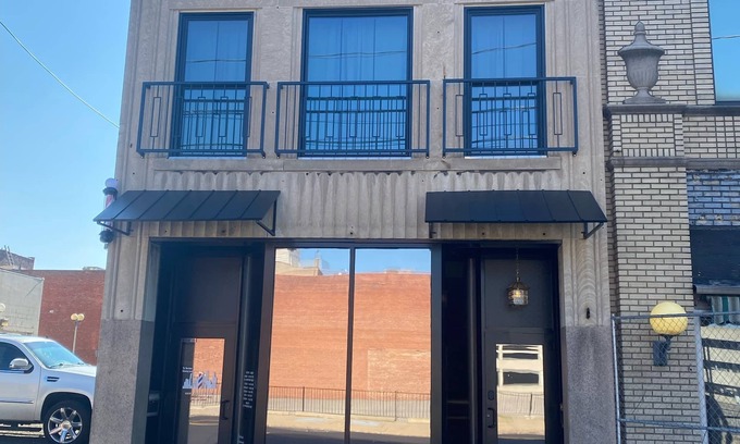 Warren Apartment | Charming Vintage 2-bedroom flat in wonderful downtown Warren with Wi-Fi, AC,