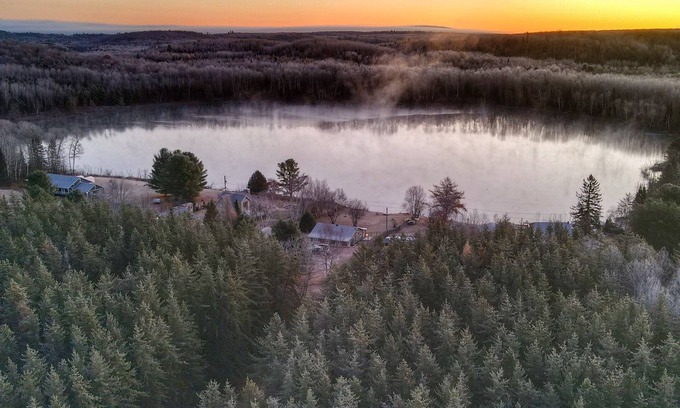 Cayamant Ski Chalet | Charming waterfront cottage - pets welcome!