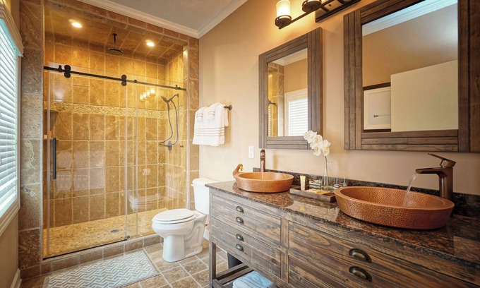 Suffolk Hotel | Charming waterfront hotel with balcony, WiFi and AC in delightful Suffolk