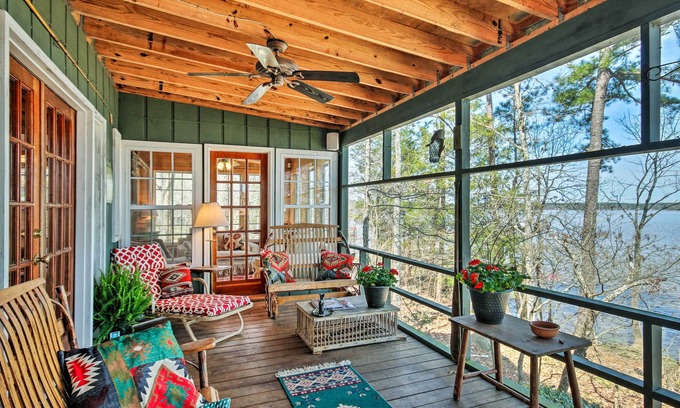 Ridgeway Cabin | Charming Waterfront Ridgeway Cabin w/Dock!