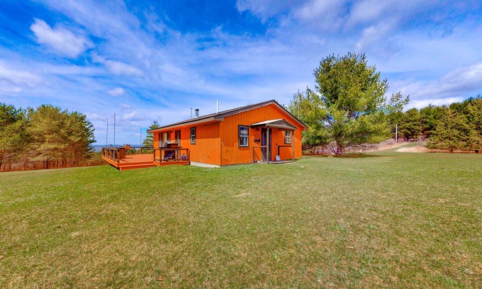 Watkins Glen House | Charming wilderness cabin with a scenic deck, grill, & arcade game