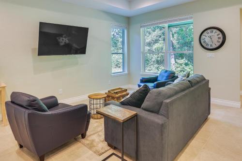 Seven Coves House | Charming Willis Hideaway Less Than 1 Mi to Lake Conroe!