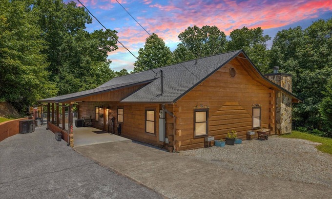 Gatlinburg - Pigeon Forge Cabin | Chasing Cubs Cabin by Beyond Expectations