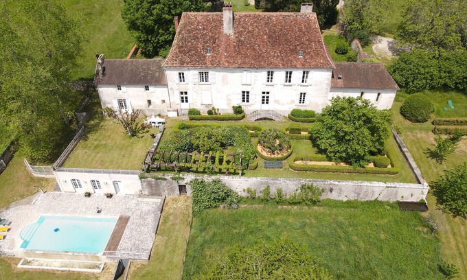 Perigueux House | Château Barbadeau – Exceptional Stay with Private Pool in the Heart of Périgord